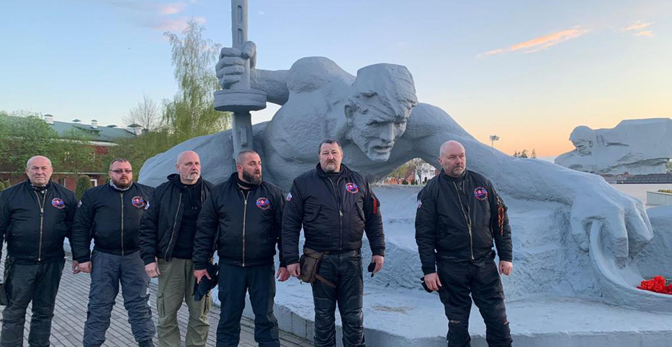 Участники акции «Путь героического огня» возложили венки в Брестской крепости