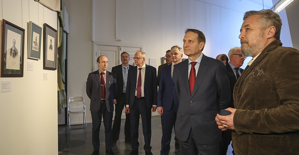 8 апреля 2024 года в музее «Бородинская битва» участники круглого стола осмотрели выставку «Ликуй, Москва! В Париже Росс!»