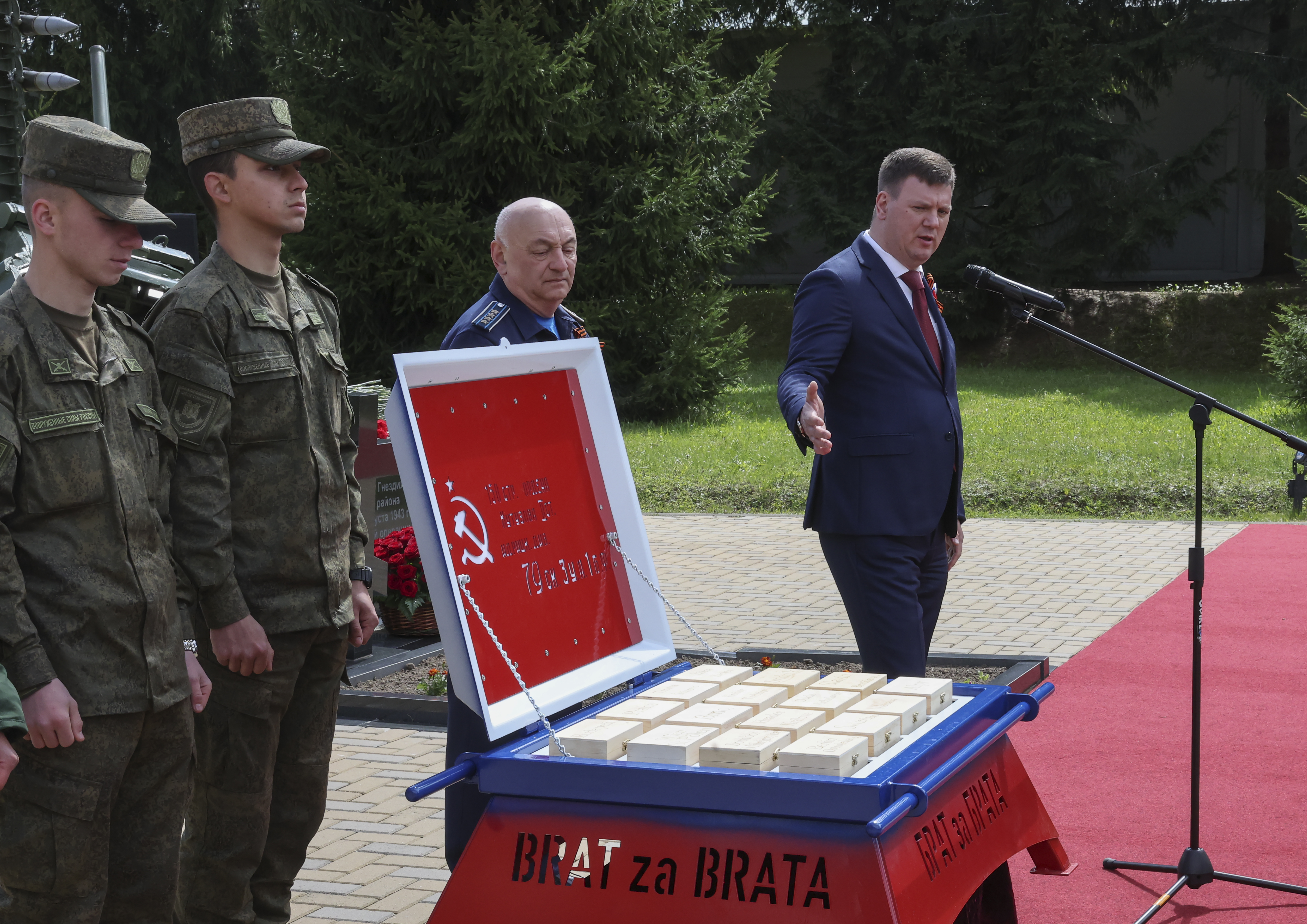 В парке «Патриот» прошла церемония передачи земли с захоронений красноармейцев в Европе