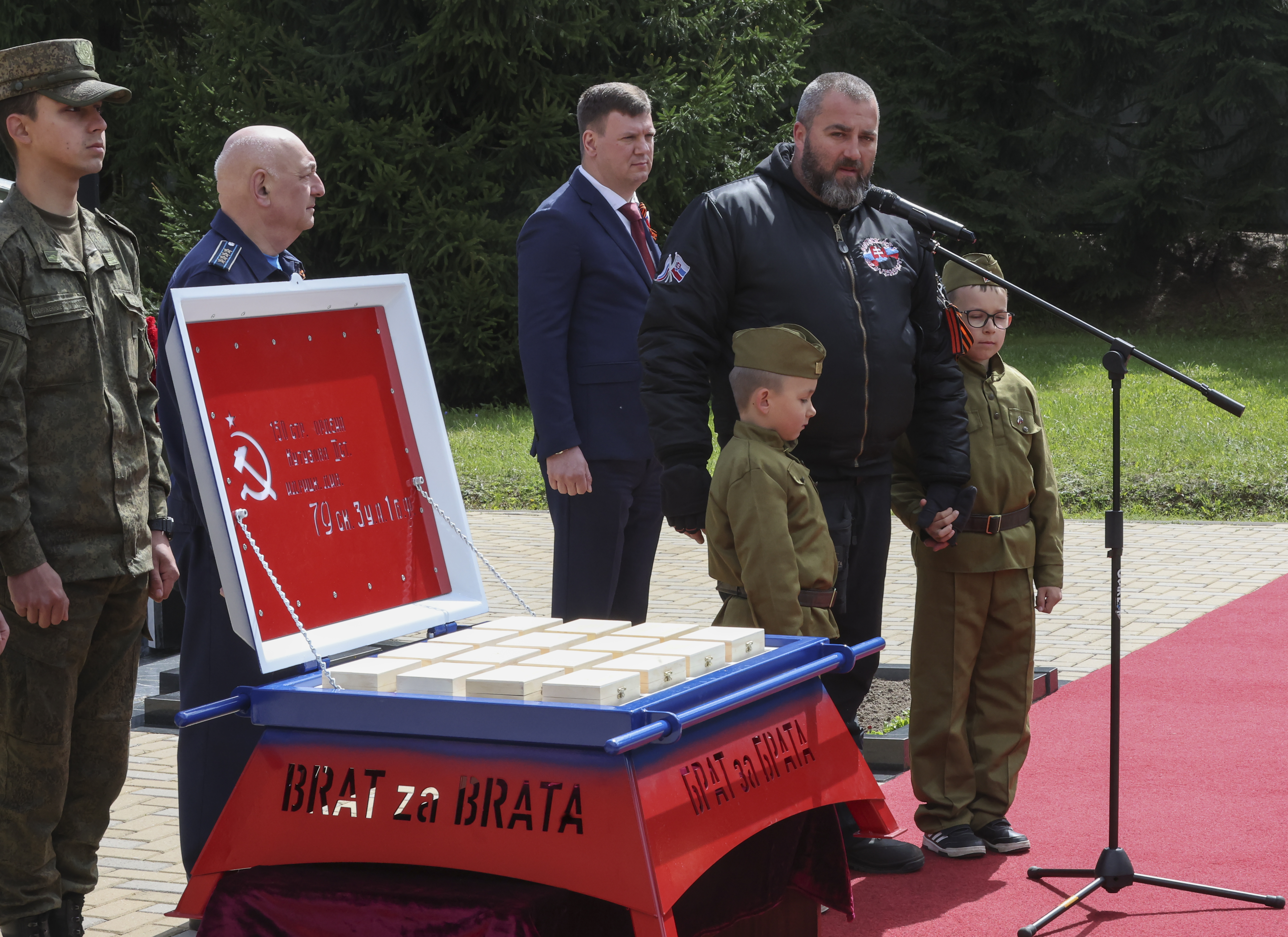 В парке «Патриот» прошла церемония передачи земли с захоронений красноармейцев в Европе