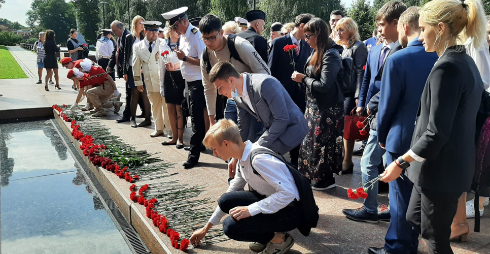 Активисты ДПФ возложили цветы в честь 75-летия Победы над милитаристской Японией