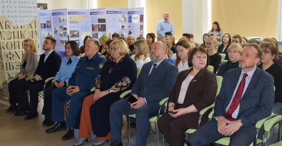 В Алтайском крае открылась выставка «Защита суверенитета Российского государства. История и современность»