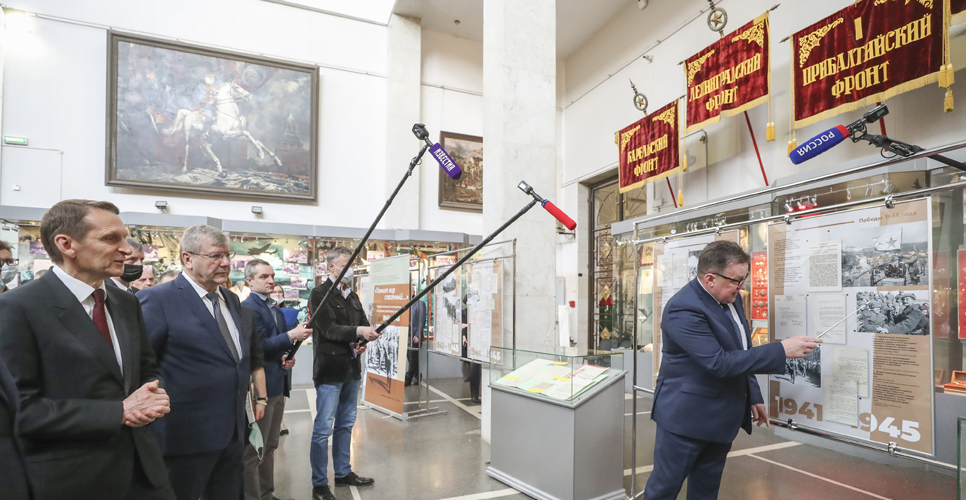 «Помнит мир спасенный…»: поздравительные телеграммы и послания советскому народу