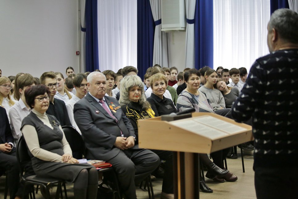 В Балакове гимназисты встретились с автором документальной эпопеи «Дорогами войны»