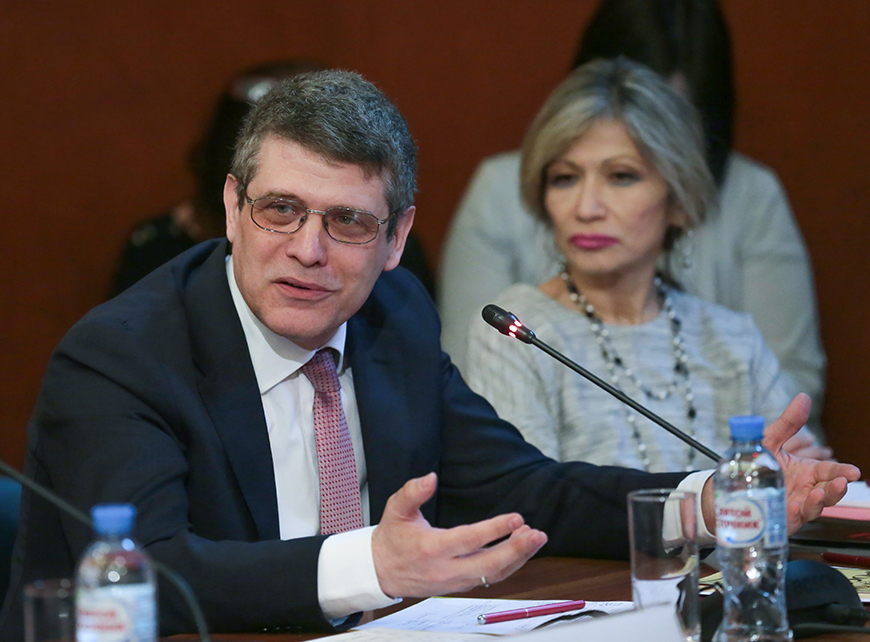 бак на круглом столе &laquo;Революция и литература&raquo;