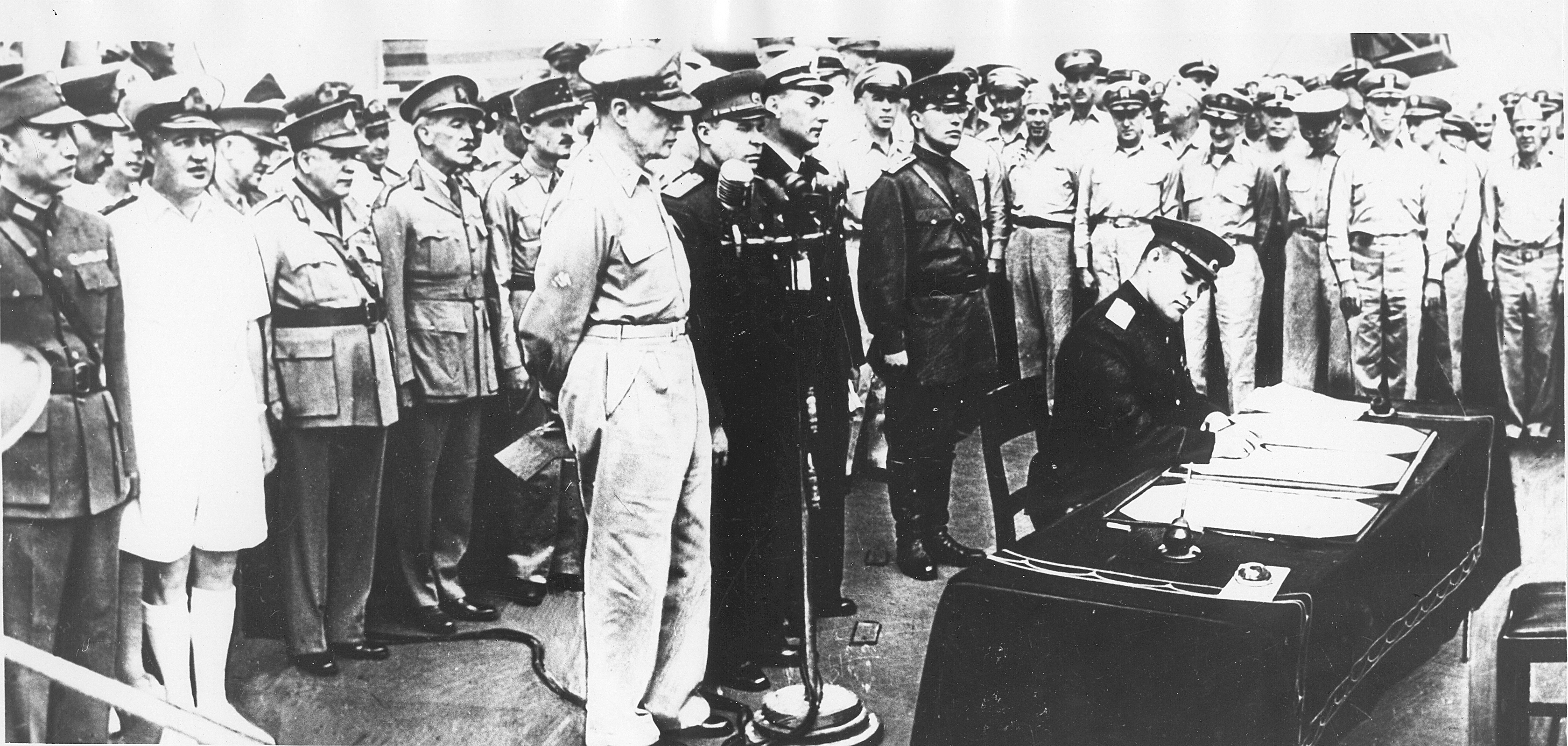 Подписание Акта о капитуляции Японии. От СССР Акт подписы-вает генерал-лейтенант К.Н.Деревянко
