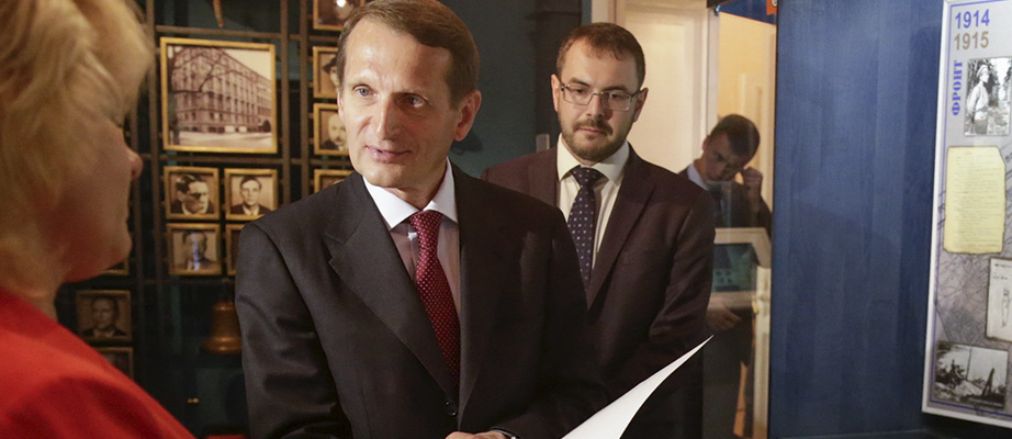 С.Е. Нарышкин передал хранителям музея-квартиры М.М. Зощенко копию послужного списка писателя из фондов РГВИА