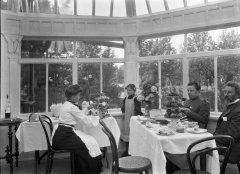 Неизвестный фотограф. Куоккала. Художник И. Е. Репин в кругу семьи на веранде дачи &laquo;Пенаты&raquo;. 1900-е. Бромосеребряный отпечаток. 18х24