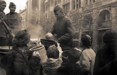 Жители Берлина получают пищу на полевой кухне Красной армии. 1945 г. РГАСПИ. Ф. 71. Оп. 22. Д. 572.
