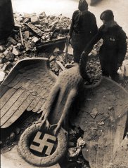 Поверженный имперский орел в Берлине. Май 1945 г. [Фотограф Е.А. Халдей]. РГАСПИ. Ф. 71. Оп. 22. Д. 572.