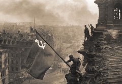 Знамя Победы над рейхстагом.  2 мая 1945 г. Фотограф Е.А. Халдей. РГАСПИ. Ф. 17. Оп. 132. Д. 295. Л. 12.