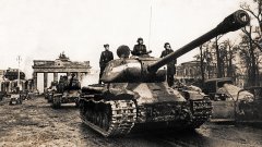 Советские танки у Бранденбургских ворот. [Май 1945 г.] РГАСПИ. Ф. 71. Оп. 22. Д. 911.