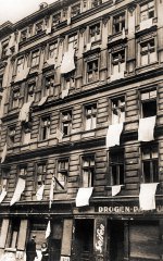 Белые флаги в Берлине, вывешенные в знак капитуляции. Май 1945 г. РГАСПИ. Ф. 71. Оп. 22. Д. 572.