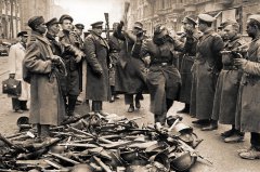 Немецкие солдаты сдаются в плен советским войскам в Берлине. Май 1945 г. [Фотограф М.С. Редькин]. РГАСПИ. Ф. 71. Оп. 22. Д. 572.
